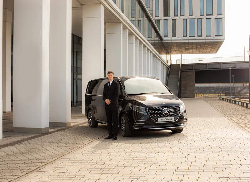 HakuCab Business Van IRL